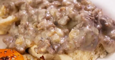 Sausage Gravy and Biscuit Pie