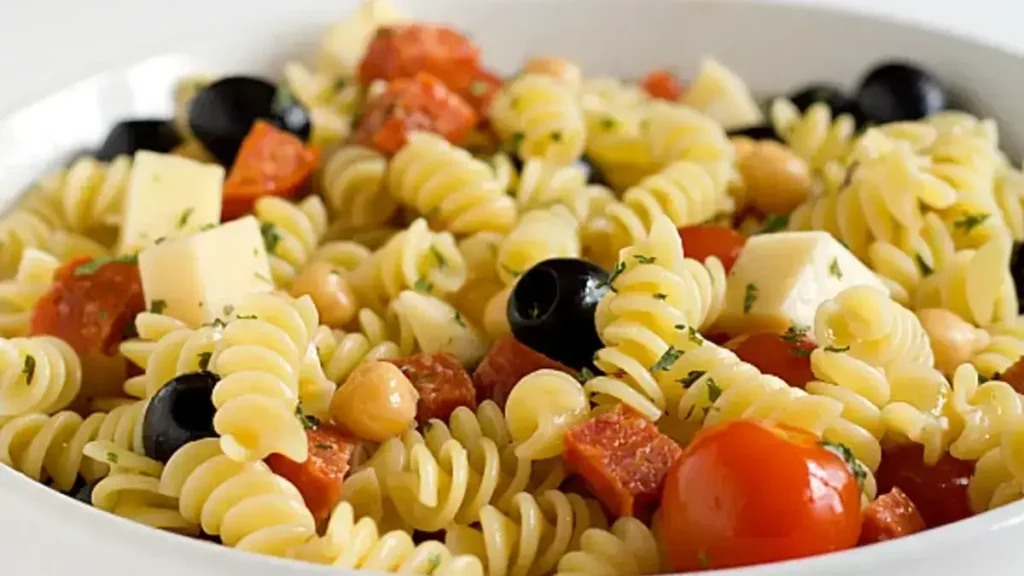 Easy Mediterranean Pasta with Fresh Ingredients
