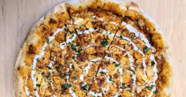 butter chicken pizza recipe creamy curry, mozzarella, and naan crust in under 30 minutes. Try this flavorful twist today!