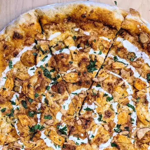 butter chicken pizza recipe creamy curry, mozzarella, and naan crust in under 30 minutes. Try this flavorful twist today!