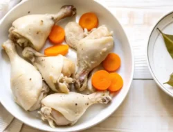 Step-by-step view showing how to boil chicken thighs perfectly in a pot of simmering broth.